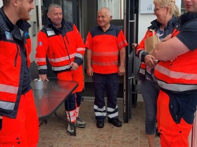 Poslední výjezd a čestné kolečko. Jindřichův Hradec se loučil s legendou záchranky MUDr. Miroslavem Vlasákem